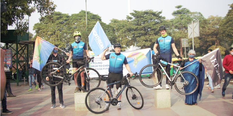 Tour de India by 3 Swiss students for cause of education